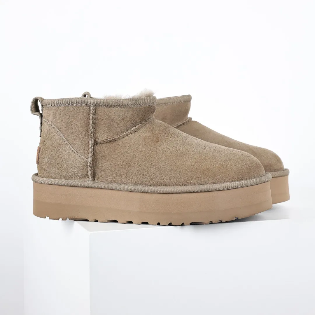 Pick up locally 💰560 The core recommendation is good price UGG Thick-soled short style Zhou Dongyu Same style series Xiaohongshu hot model Henan Longfeng leather production Sheepskin and wool integrated Top quality in the market 2-3 cm cashmere insole to keep warm in winter and suitable for home use UUG has launched a style series in the new year, partially skewed towards the preferences of young consumers, and has also been at the forefront of fashion trends. Shoe body material Water-repellent coated suede upper 17mm UGGPURE™ implanted wool insole Lightweight non-slip comfortable rubber outsole With brand LOGO Trademark Comes with full packaging Size: 35 36 37 38 39 40